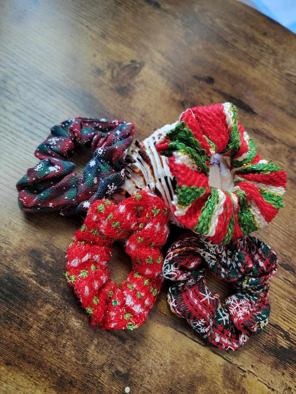 4pcs Holiday Red & Green Scrunchie Set